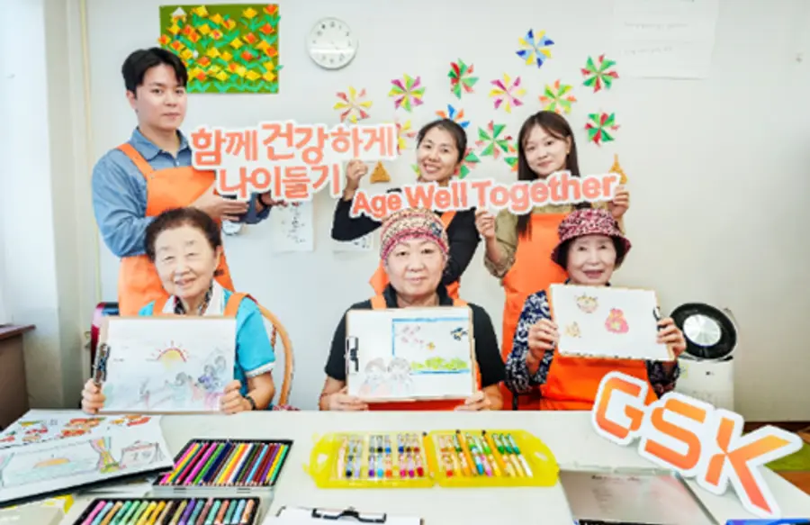 사진 : 한국GSK 봉사활동 참여 직원들이 지난 2일 서울 강서구 화곡노인참여나눔터에서 어르신과 함께 '건강한 노화 달력'을 만들고 있는 모습.