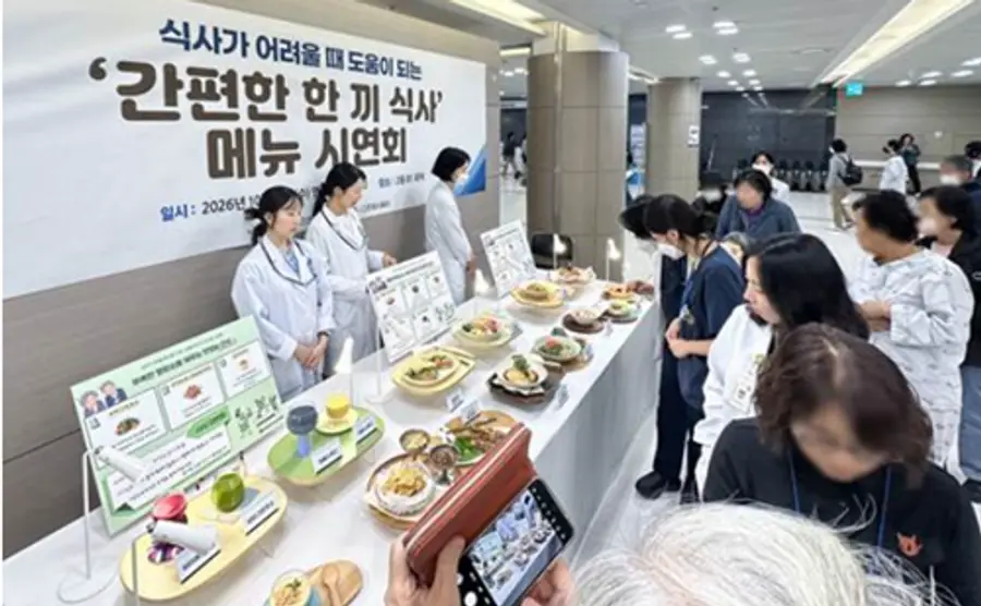 사진 : 지난 14일 병원 로비에서 영양불량 환자를 위한 간편한 한 끼 메뉴 시연회를 개최했다