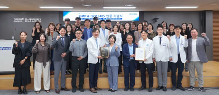 주요 참석자들이 기념사진을 촬영하고 있다.