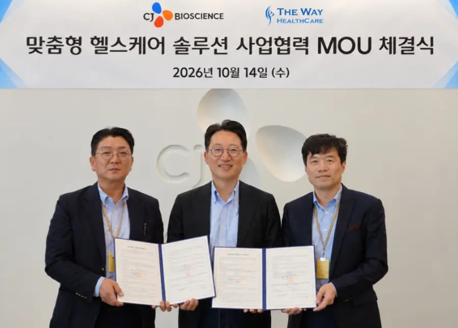 ▲MOU 체결. 왼쪽부터 더웨이헬스케어 이정우 대표, CJ바이오사이언스 윤상배 대표, 더웨이헬스케어 최창민 대표,