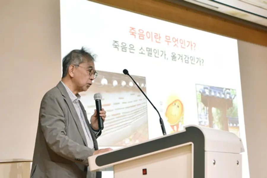 사진 : 정현채 서울대 의대 명예교수가 지난 15일 화순전남대학교병원에서 열린 제3차 채움강좌에서 ‘죽음은 소멸인가, 옮겨감인가?’를 주제로 강연하고 있다.