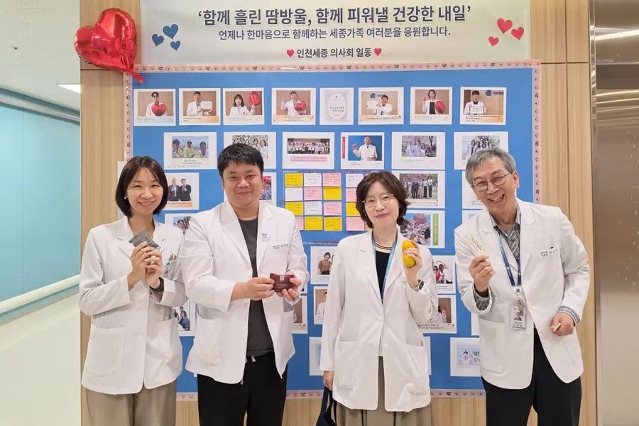 사진 : 14일(수) 진행한 ‘간식 나눔 및 응원 행사’에서 인천세종병원 의료진들이 기념촬영을 하고 있다.