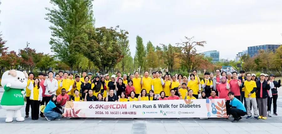 ▲동아ST ‘6.5km 걷기 캠페인’. 국내외 의료진 및 재단 후원자, 대한당뇨병학회 임원진, 동아ST 임직원들이 기념 찰칵.