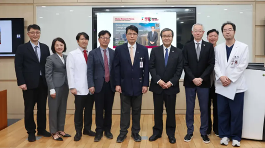 사진 : (왼쪽부터) 고려대 의대 황선욱 연구부학장, 이영미 교수, 정웅교 교수, 김현수 교무부학장, 편성범 의과대학장, 삿포로 의대 야마시타 도시히코 총장, 와타나베 고타교수, 고려대 의대 최낙원 교수, 양재혁 교수.