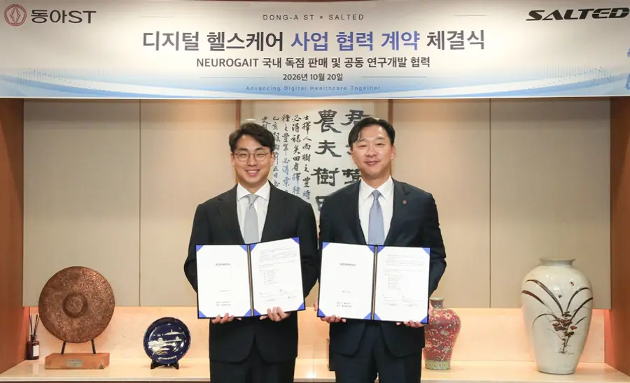 ▲동아ST는 솔티드와 AI 보행분석 솔루션 ‘뉴로게이트’ 국내 독점 판매 계약 체결했다. 사진 오른쪽 동아ST 정재훈 사장. 왼쪽 솔티드 조형진 대표.