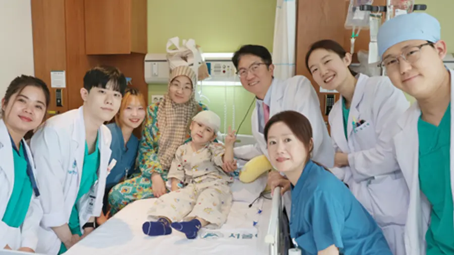 (왼쪽 네 번째부터) 우마르의 엄마, 우마르, 최종우 서울아산병원 성형외과 교수를 비롯한 서울아산병원 의료진이 우마르의 퇴원을 기념하며 10월 14일(수) 사진 촬영을 하고 있다.