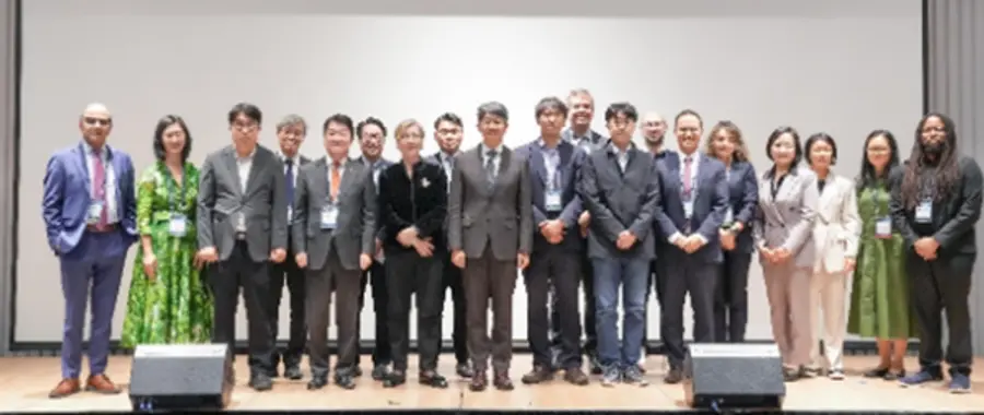 (사진) 감염병혁신연합(CEPI) -질병관리청 '팬데믹 대비 엔진' 부대행사에서 주요 참석자들이 기념촬영을 하고 있다.