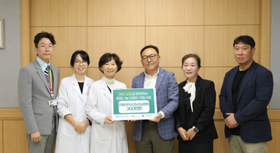 사진 : 한림대강남성심병원과 에쓰오일 관계자들이 ‘에쓰오일 희망나눔 의료비 지원 전달식’에서 기념촬영을 하고 있다.