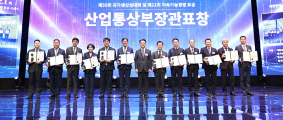 사진 : 이정선 안전경영실장(왼쪽, 4번째)은 지난 29일 ‘2026 지속가능경영 유공 포상’ 시상식에서 종합 환경·사회·투명(ESG)경영부문 산업통상부 장관 표창을 수상했다고 밝혔다.